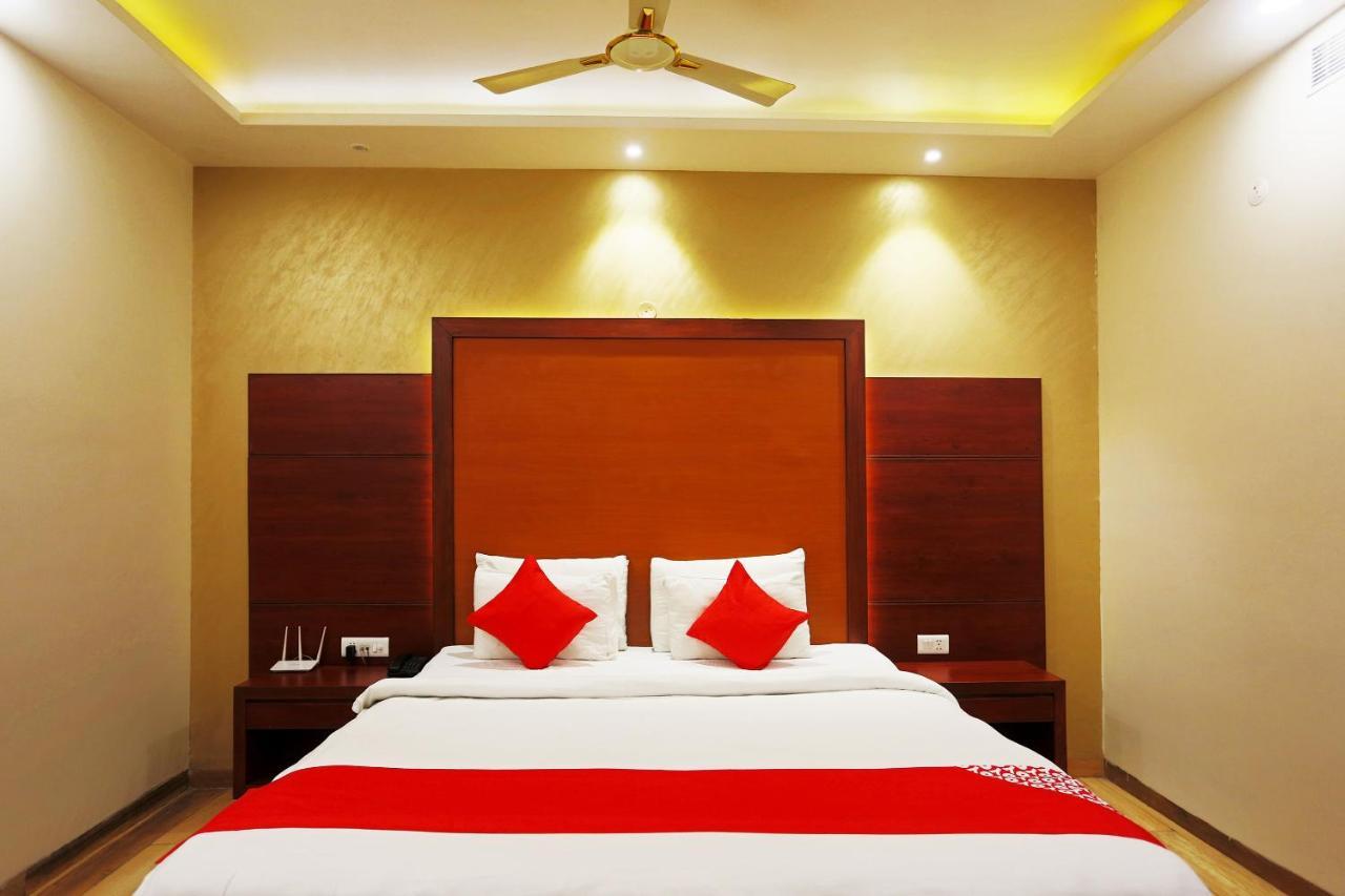 Capital O Green Palms Near Jhilmil Metro Station Hotel New Delhi Bagian luar foto