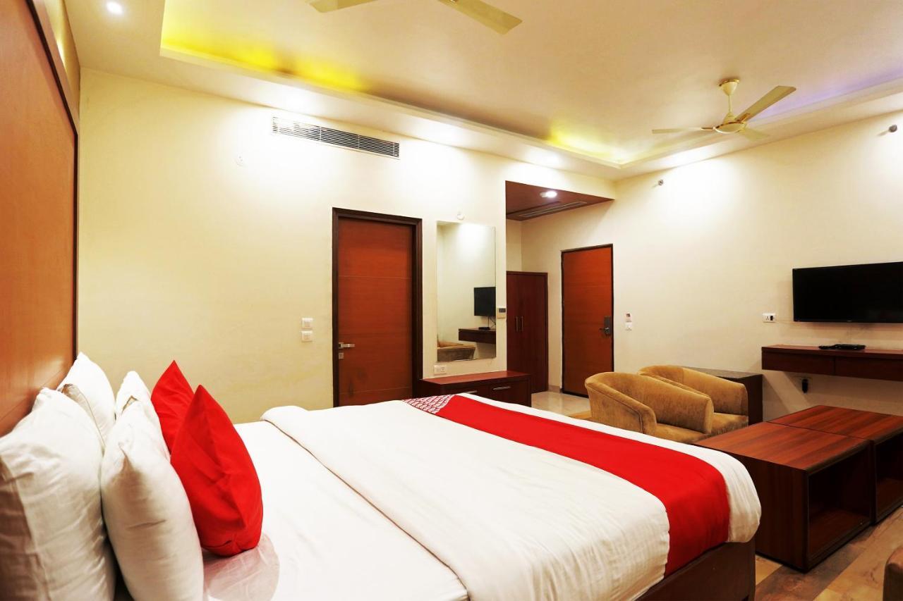 Capital O Green Palms Near Jhilmil Metro Station Hotel New Delhi Bagian luar foto