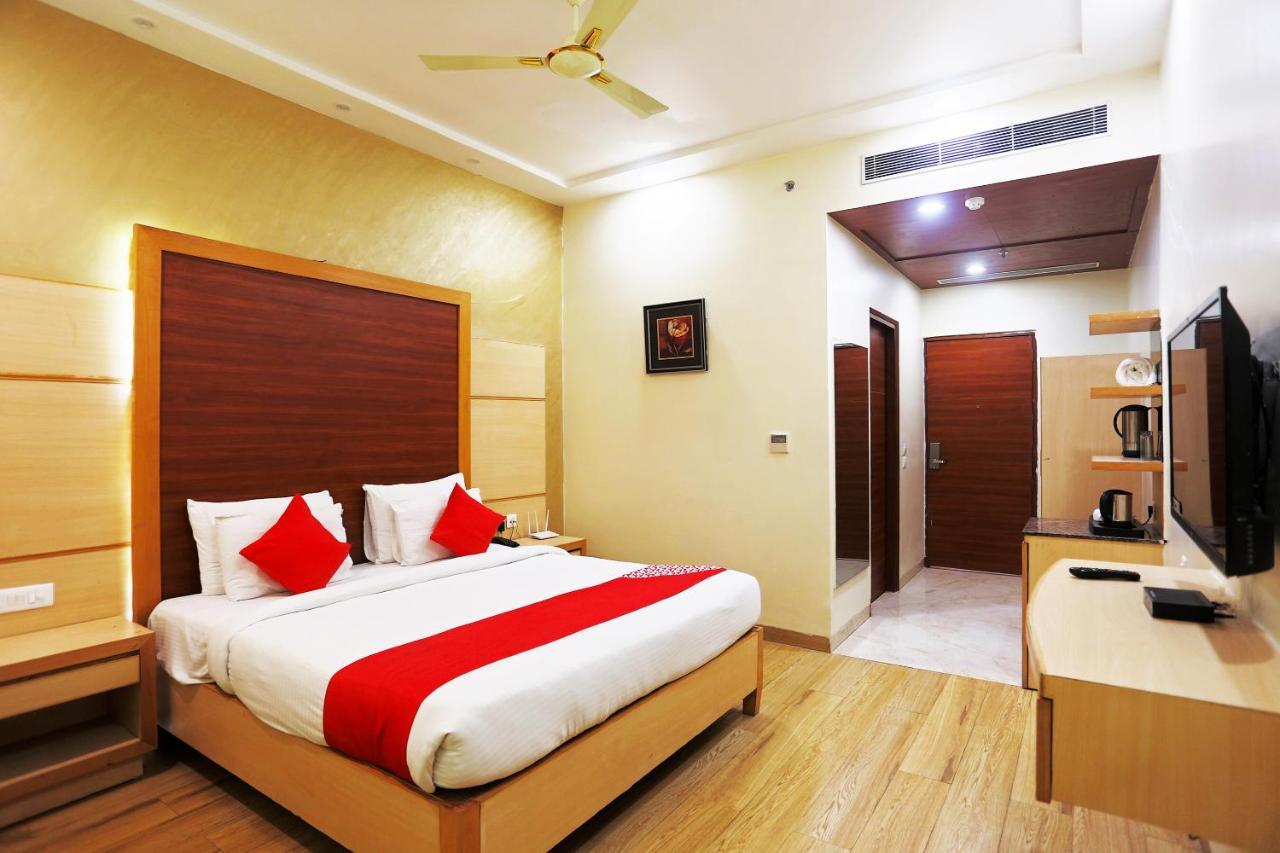 Capital O Green Palms Near Jhilmil Metro Station Hotel New Delhi Bagian luar foto