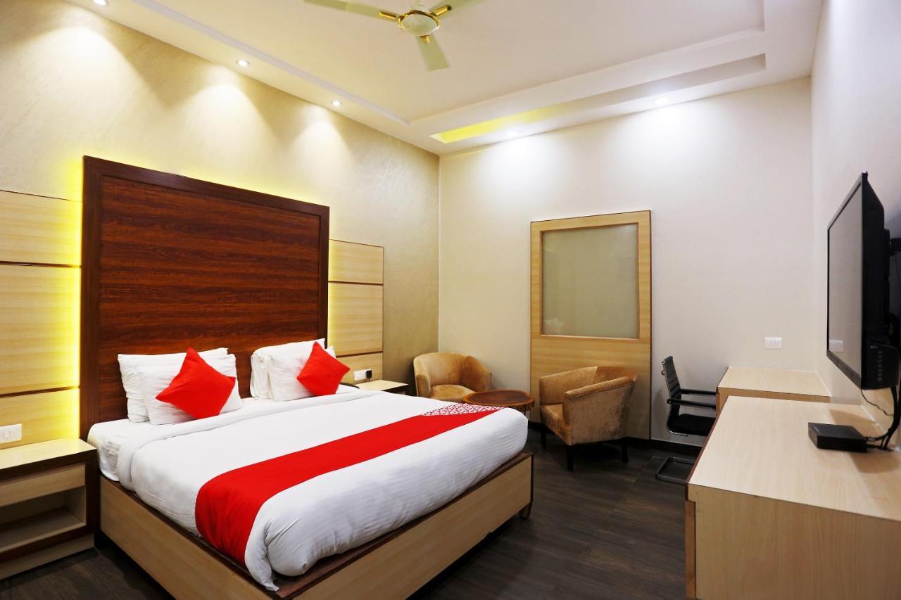 Capital O Green Palms Near Jhilmil Metro Station Hotel New Delhi Bagian luar foto