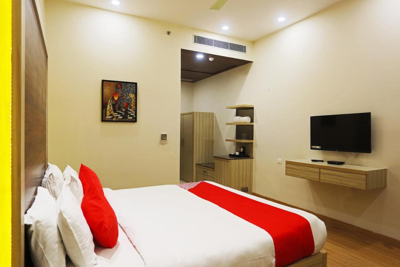 Capital O Green Palms Near Jhilmil Metro Station Hotel New Delhi Bagian luar foto