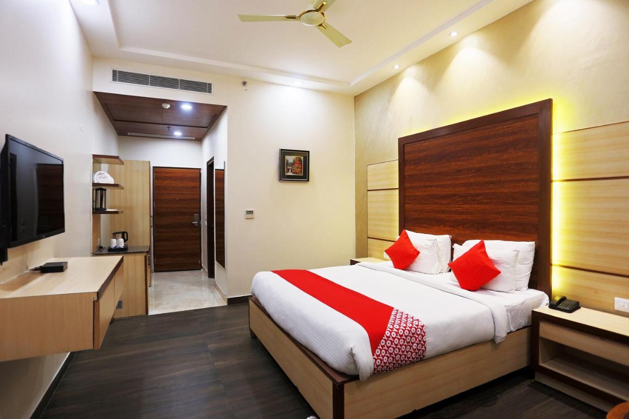 Capital O Green Palms Near Jhilmil Metro Station Hotel New Delhi Bagian luar foto